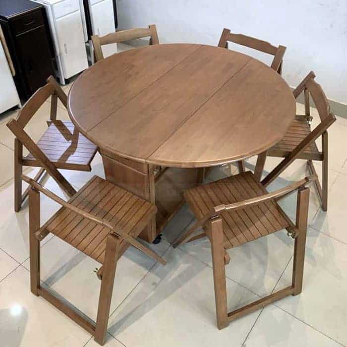 Bộ bàn ăn tròn thông minh gấp gọn 4 ghế tiết kiệm diện tích cho nhà nhỏ với đường kính 1m2 và chất liệu được làm bằng gỗ tự nhiên cực kỳ chắc chắn